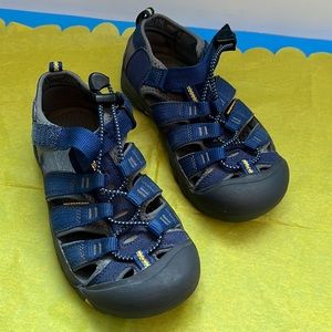 Kids size 3 Keen sandles